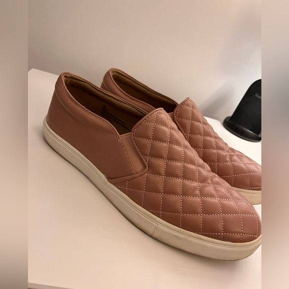 Pink sneaker - Picture 2 of 2